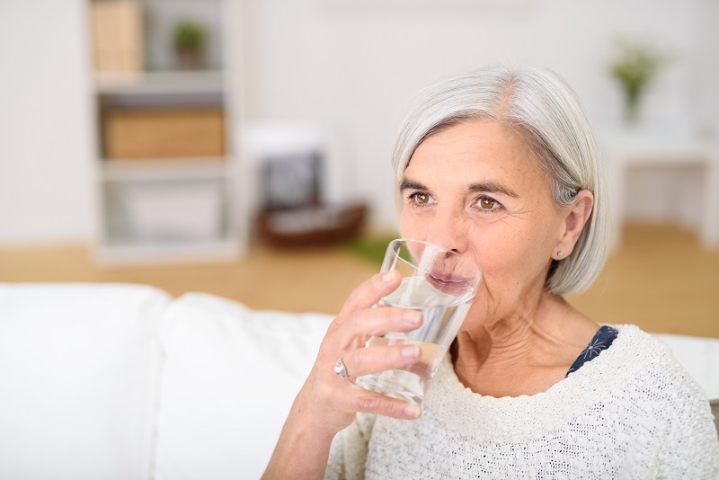 Frau trinkt Wasser