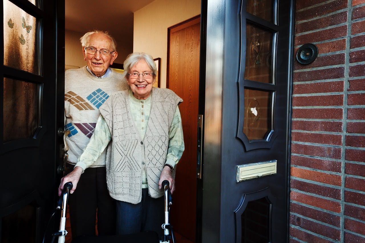 Ein älteres Paar bleibt mit einem Rollator mobil