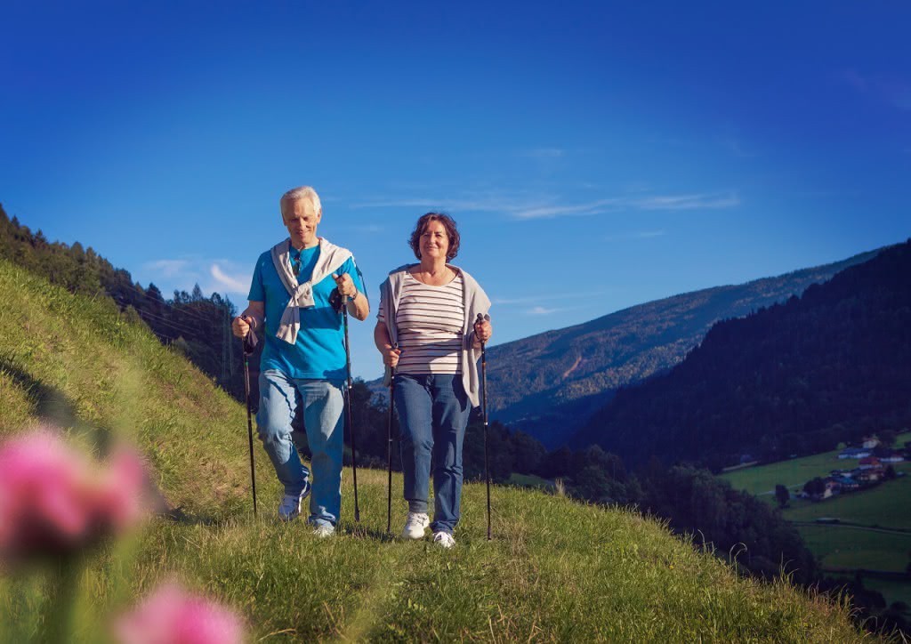 Zwei Senioren beim Nordic Walking