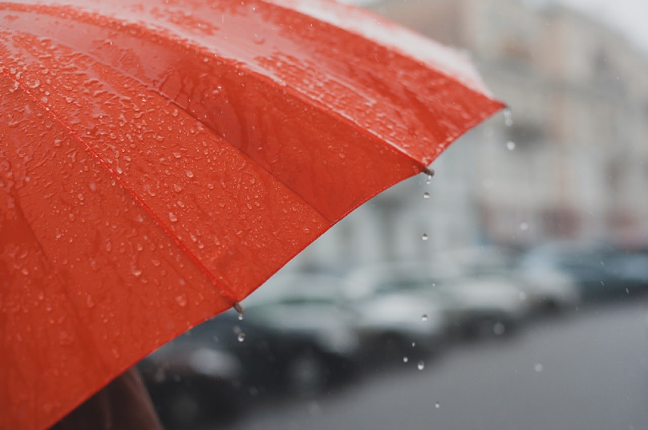 Roter Regenschirm bei Regen