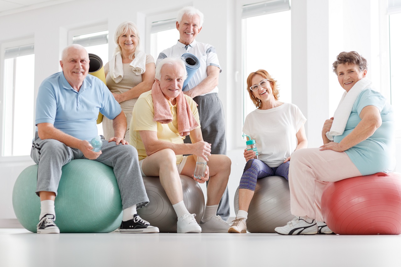 Senioren Sport Gruppe mit Gymnastikbällen