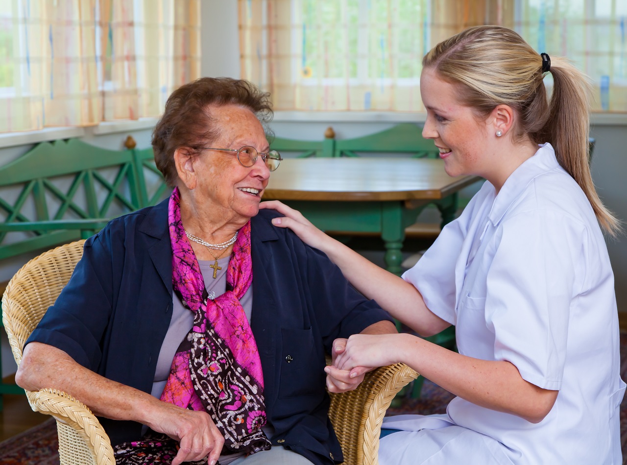 Pflegerin der Hauskrankenpflege besucht eine Patientin