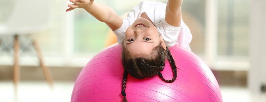 Kind mit Gymnastikball