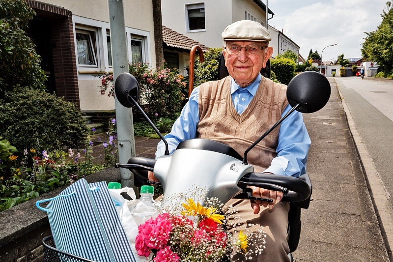 senior-mit-scooter