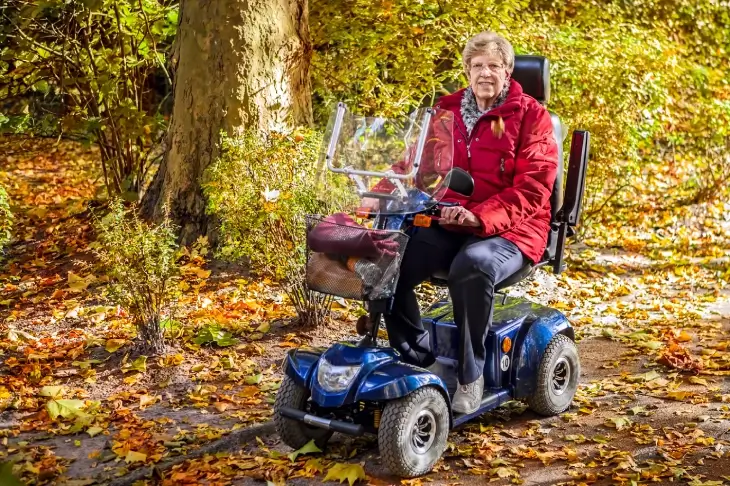 Eine Frau auf einem Elektromobil